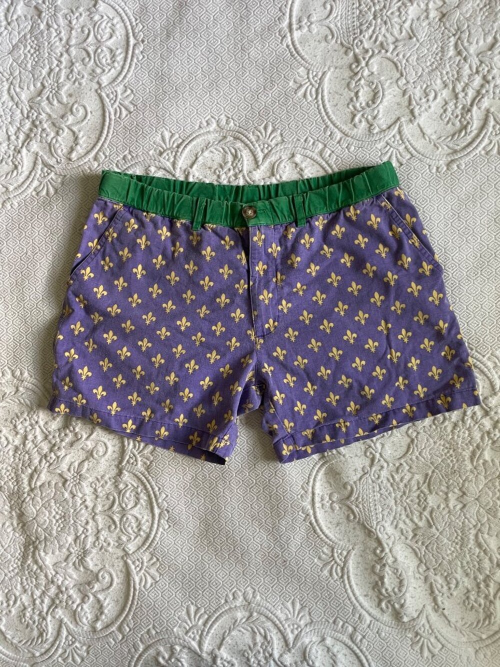 Chubbies Fleur de Lis Mardi Gras Shorts 5” Inseam Purple + Gold Mens Size Medium